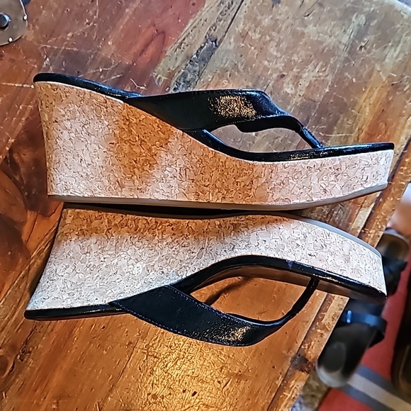 STUNNING UGGS NATASSIA PATENT CORK WEDGE THONG SANDALS - Picture 4 of 9